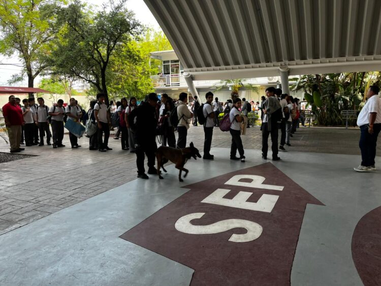 Agrupamiento Canino de la Guardia Estatal aplica operativo “Mochila Segura” en preparatoria