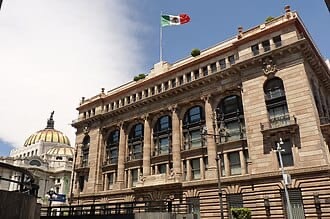 Banco de México fija dólar en 17.3232 pesos