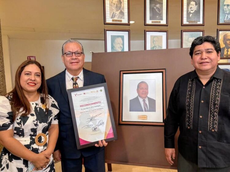 Asesor legislativo del Congreso de Tamaulipas fue entronizado en Galería de Honor del Magisterio Tamaulipeco
