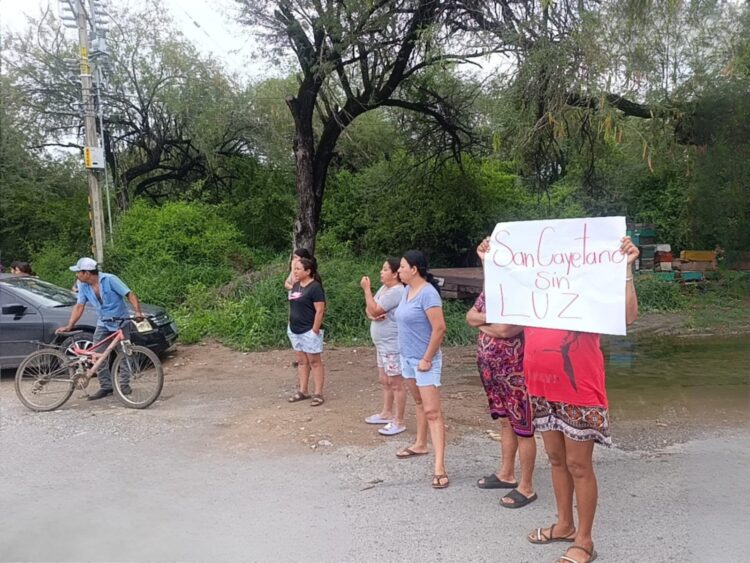 Circulación cerrada en ambos sentidos de la Carretera Federal 85 por manifestación