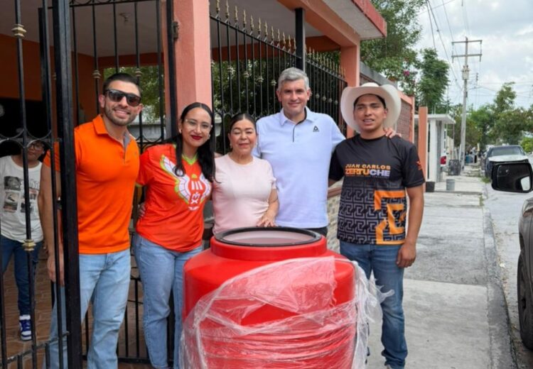 Juan Carlos Zertuche lleva entrega de tinacos a familias de La Presa y Burocrática