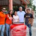 Juan Carlos Zertuche lleva entrega de tinacos a familias de La Presa y Burocrática