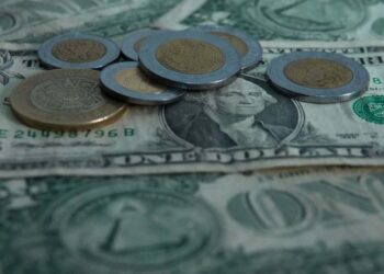 Peso mexicano se cotiza en 17.33 por dólar