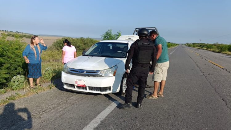 Guardia Estatal apoya con herramienta y cambio de neumático a conductor varado