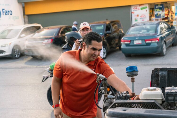 Roberto Lee lleva a cabo fumigación contra el zancudo