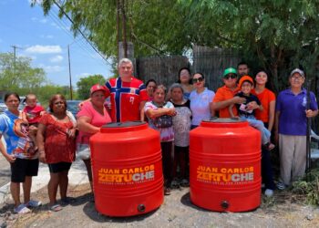 Continúa Juan Carlos Zertuche con entrega de tinacos en Reynosa