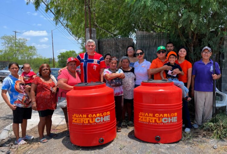 Continúa Juan Carlos Zertuche con entrega de tinacos en Reynosa