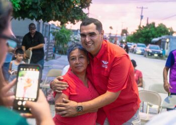 Roberto Lee fortalece el diálogo con vecinos de la colonia Las Brisas durante reunión de trabajo