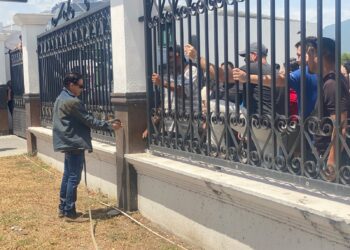 Intentan retirar barandal de casino para ingresar al inmueble; empleados se oponen