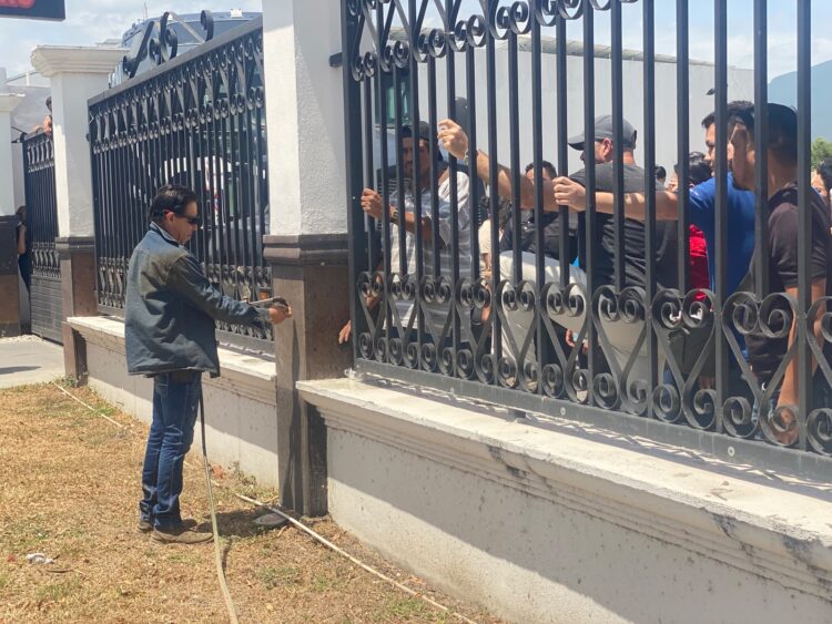 Intentan retirar barandal de casino para ingresar al inmueble; empleados se oponen