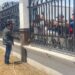 Intentan retirar barandal de casino para ingresar al inmueble; empleados se oponen