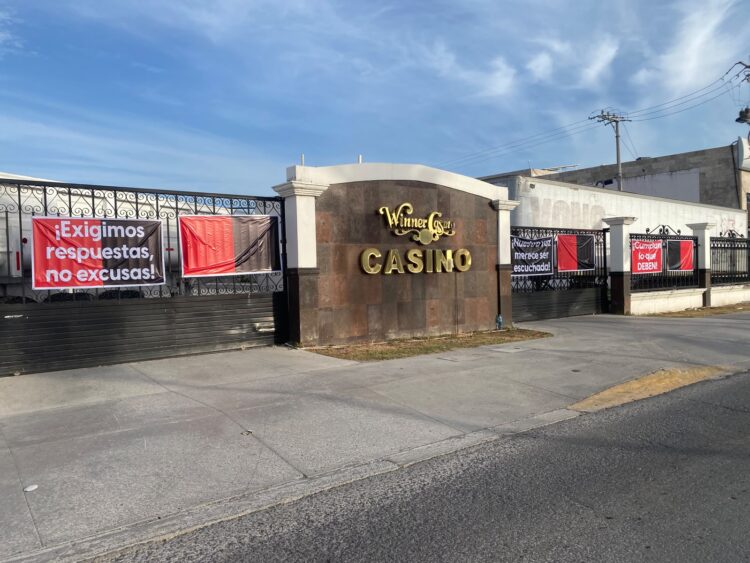 Trabajadores de Winner Casino mantienen paro por adeudo de salarios; abogado denuncia falta de notificación sobre diligencia