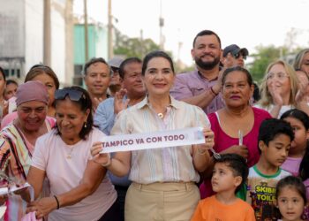 Después de 50 años, Mónica Villarreal entrega pavimentación en Laguna de la Puerta