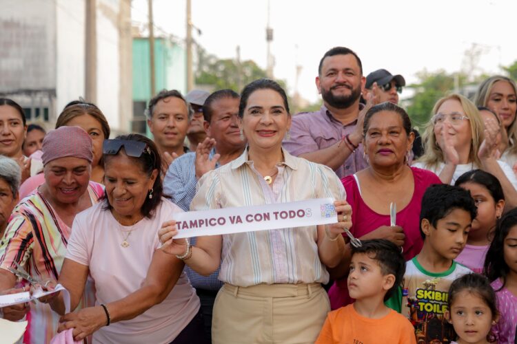 Después de 50 años, Mónica Villarreal entrega pavimentación en Laguna de la Puerta