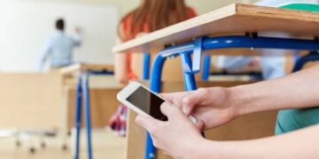 Prepara SET consulta sobre uso de celulares en escuelas