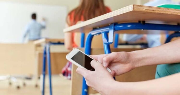 Prepara SET consulta sobre uso de celulares en escuelas