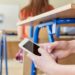 Prepara SET consulta sobre uso de celulares en escuelas
