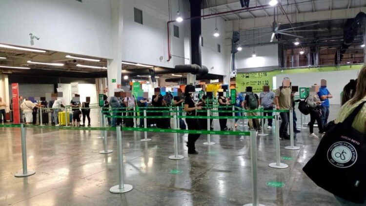 Pasajeros denuncian mal servicio de Viva Aerobus
