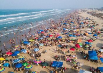 Américo Villarreal destaca saldo blanco con paisanos, playas llenas