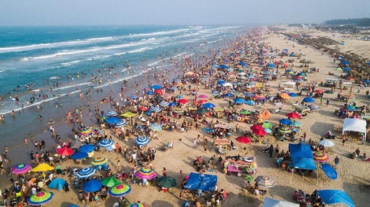 Américo Villarreal destaca saldo blanco con paisanos, playas llenas