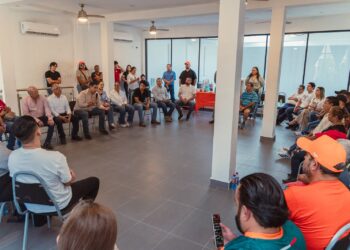 Roberto Lee dialoga con vecinos del Fraccionamiento Satélite para conocer sus necesidades y fortalecer el proyecto del Nuevo Norte