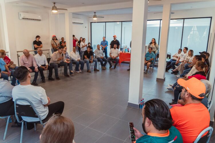 Roberto Lee dialoga con vecinos del Fraccionamiento Satélite para conocer sus necesidades y fortalecer el proyecto del Nuevo Norte