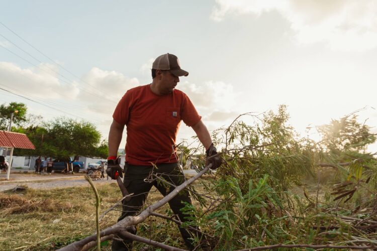 Roberto Lee atiende petición de vecinos del fraccionamiento Molinos y rehabilita área verde y puente peatonal.