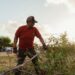 Roberto Lee atiende petición de vecinos del fraccionamiento Molinos y rehabilita área verde y puente peatonal.