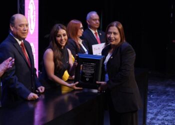 Celebra UT Matamoros su 25 aniversario honrando a docentes y personal fundador