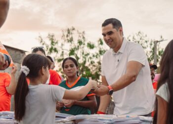 Roberto Lee entrega paquetes de útiles escolares a niñas y niños de Valle de la Palangana