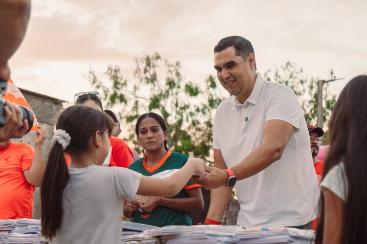 Roberto Lee entrega paquetes de útiles escolares a niñas y niños de Valle de la Palangana