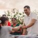 Roberto Lee entrega paquetes de útiles escolares a niñas y niños de Valle de la Palangana