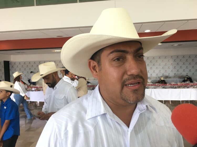 Carlos Reyes Rodríguez levanta la mano para buscar la alcaldía de Güemes
