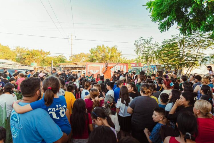 Roberto Lee entrega kits de útiles escolares a niñas y niños de la colonia Casa Blanca