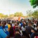 Roberto Lee entrega kits de útiles escolares a niñas y niños de la colonia Casa Blanca