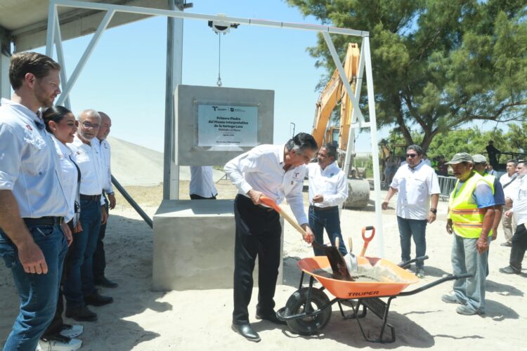 Coloca Américo primera piedra del Museo Interpretativo de la Tortuga Lora en Soto la Marina