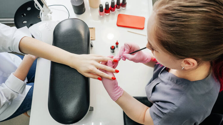 Piden reforzar medidas sanitarias en servicios de manicure y pedicure