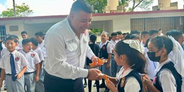 “No le fue tan bien” a Claudio de Leija tras polémica por regalar lápices