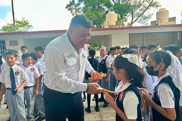 “No le fue tan bien” a Claudio de Leija tras polémica por regalar lápices
