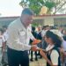 “No le fue tan bien” a Claudio de Leija tras polémica por regalar lápices
