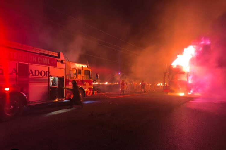 Atiende Protección Civil de Victoria incendio de tractocamión en la Rumbo Nuevo