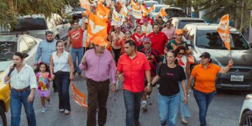 Roberto Lee y Gustavo Cárdenas recorren Hacienda Bugambilias y conocen de primera mano las necesidades de sus vecinos