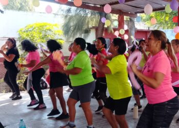 Festeja Club de Activación Física Nuevas Playas 14 años bailando y haciendo ejercicio