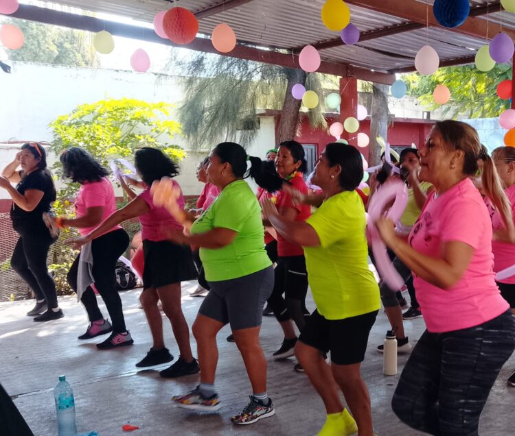 Festeja Club de Activación Física Nuevas Playas 14 años bailando y haciendo ejercicio