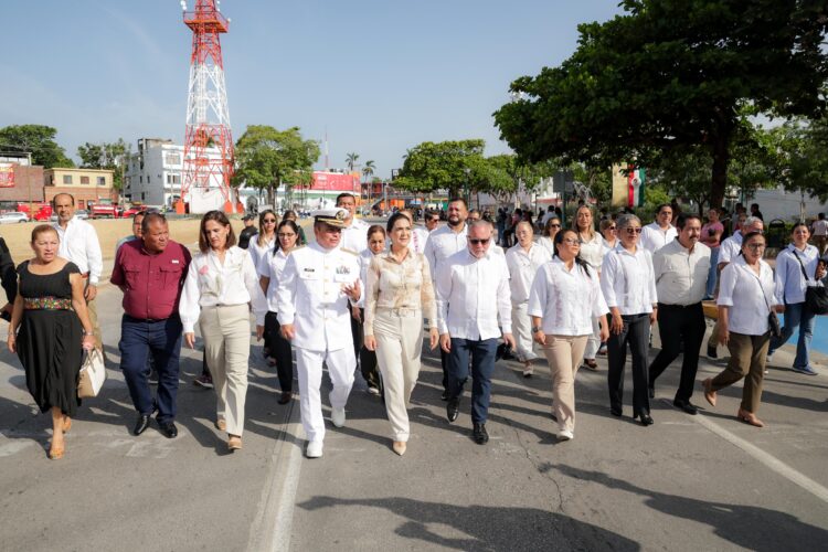 Encabeza Mónica Villarreal Desfile Cívico Militar del 216 Aniversario de la Independencia