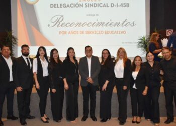 La Delegación Sindical D-I-458 del SNTE entrega por primera vez en Tamaulipas reconocimiento a docentes de inglés con 25 años de servicio