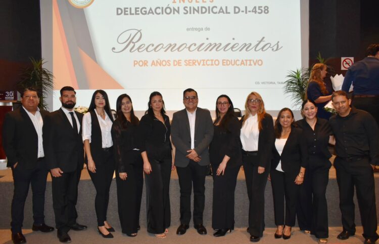 La Delegación Sindical D-I-458 del SNTE entrega por primera vez en Tamaulipas reconocimiento a docentes de inglés con 25 años de servicio
