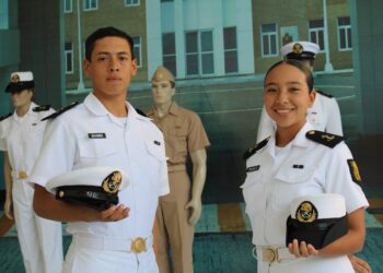 Restringen uso de celulares en aulas de escuela naval de Tamaulipas