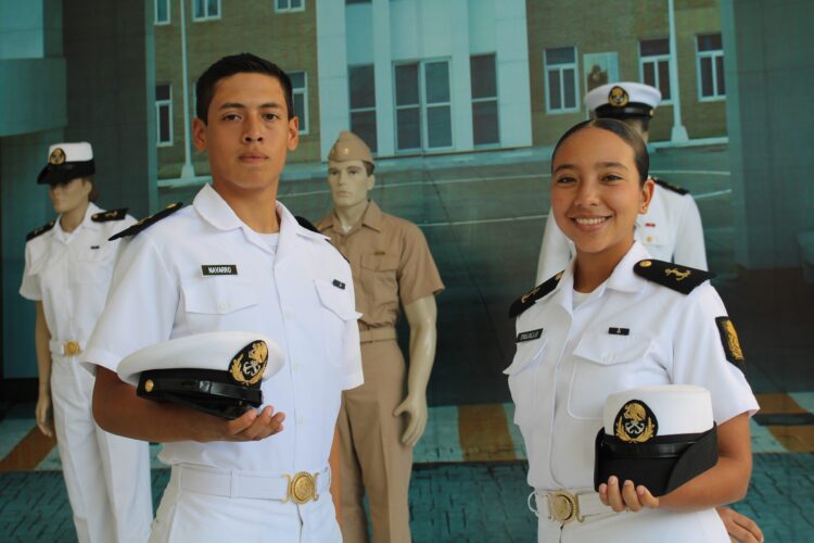 Restringen uso de celulares en aulas de escuela naval de Tamaulipas