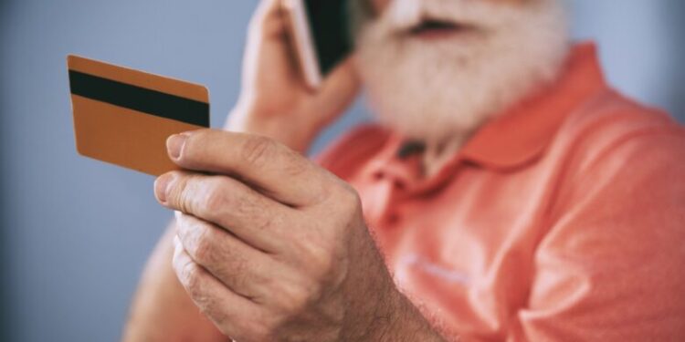 Llaman a adultos mayores a extremar precauciones ante fraudes en bancos y mensajes falsos